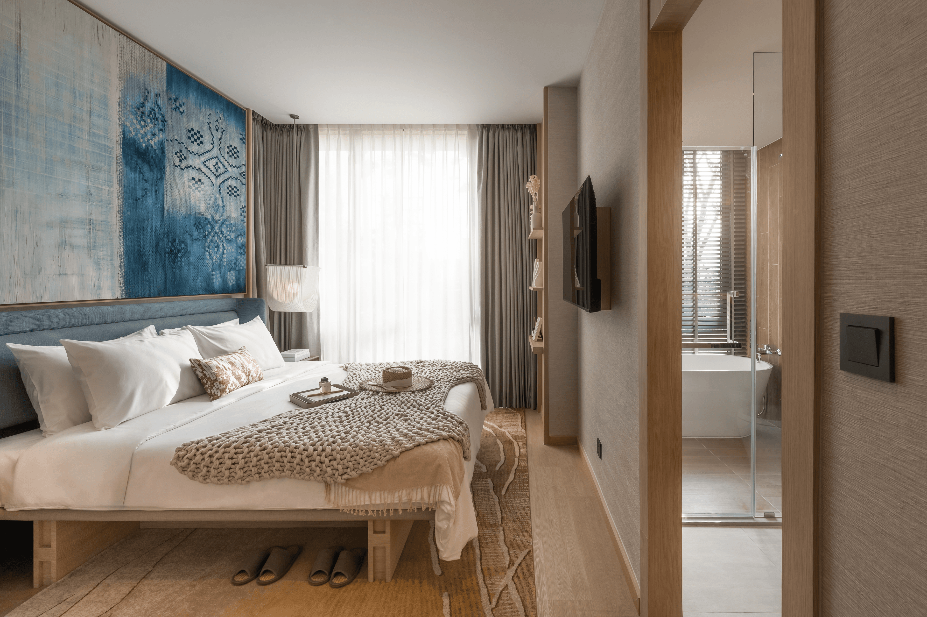 Show unit 2BR — гостиная (реальное фото)